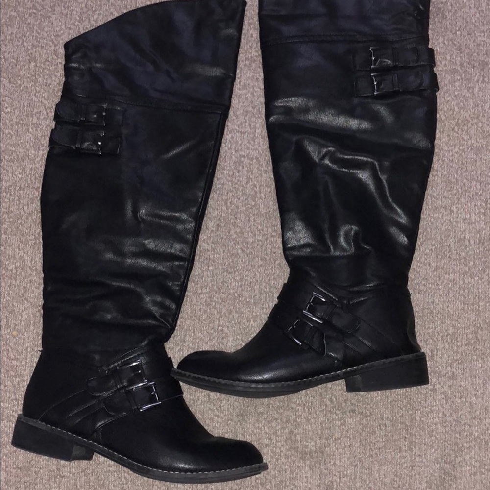 BLACK KNEE HIGH MOTO BOOTS